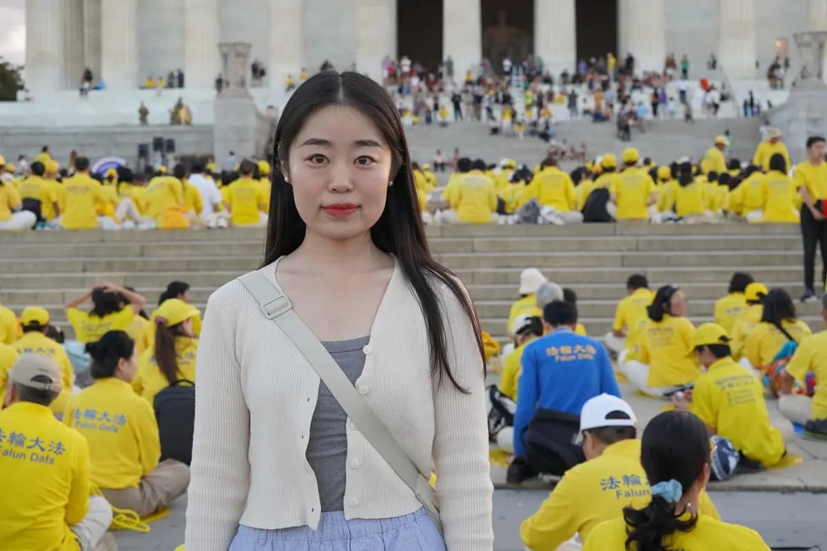 Bai Shuyuan, practicante de Falun Gong, antes de una vigilia a la luz de las velas en el Monumento a Lincoln, en Washington, el 23 de julio de 2026. (Terri Wu/The Epoch Times).