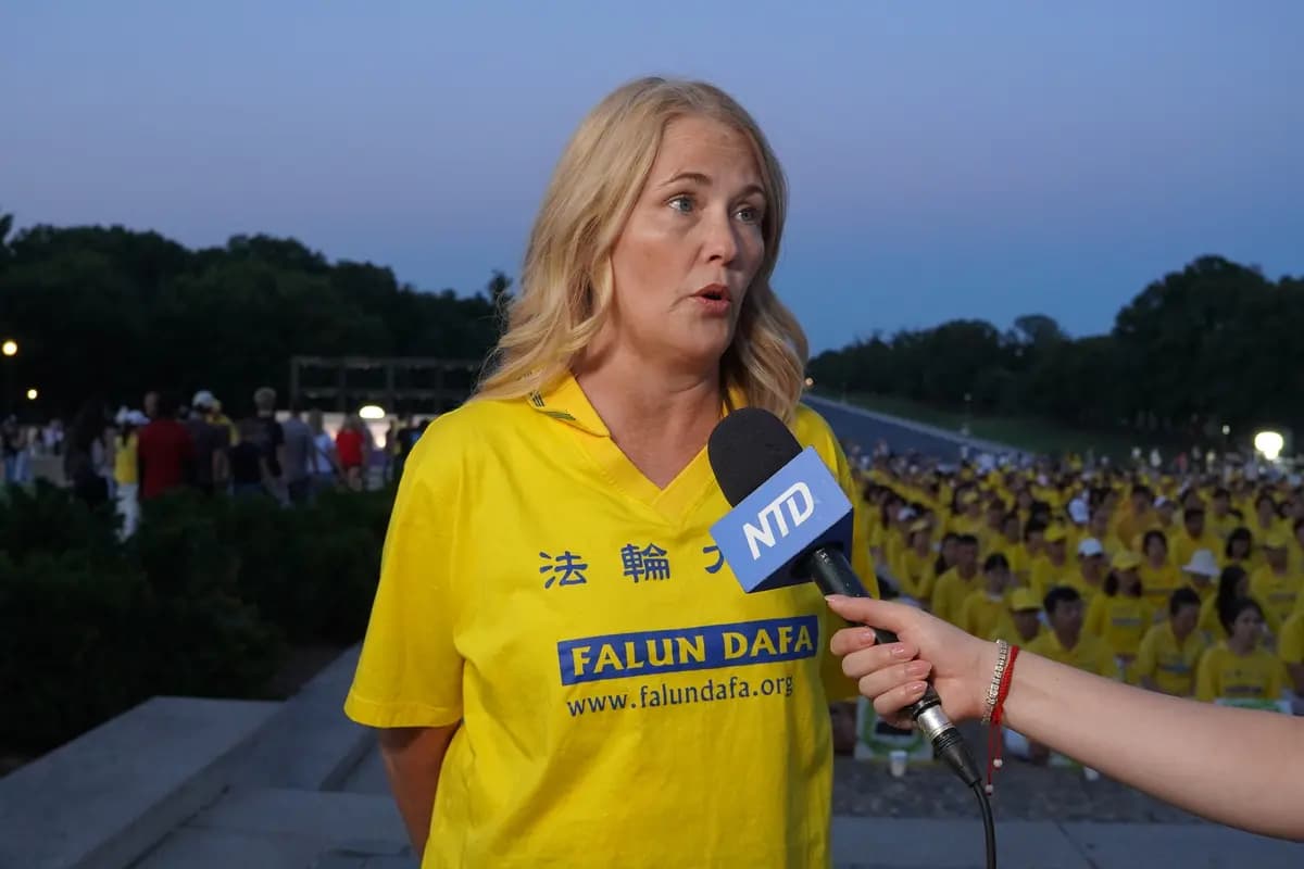 Mary Manthey, una practicante de Falun Gong de Míchigan, habla con los periodistas durante una vigilia a la luz de las velas en el Monumento a Lincoln, en Washington, el 23 de julio de 2026. (Terri Wu/The Epoch Times)