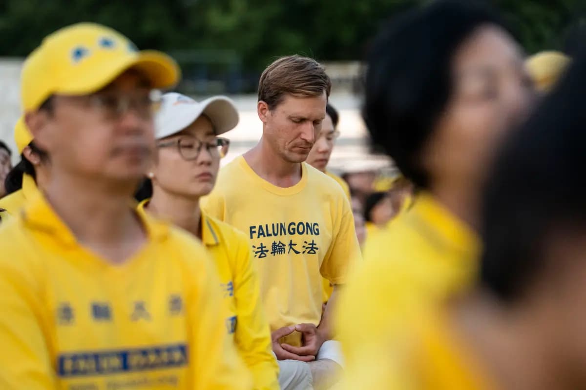 Anton Khmelev, un practicante de Falun Gong de Middletown, Nueva York, antes de una vigilia a la luz de las velas en el Monumento a Lincoln, en Washington, el 23 de julio de 2026. (Madalina Kilroy/The Epoch Times).