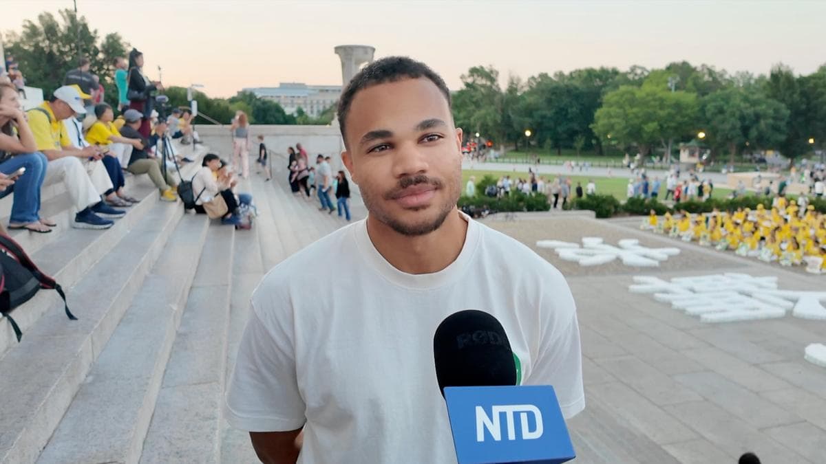 Nicco Adams antes de una vigilia a la luz de las velas en el Monumento a Lincoln, en Washington, el 23 de julio de 2026. (NTD).