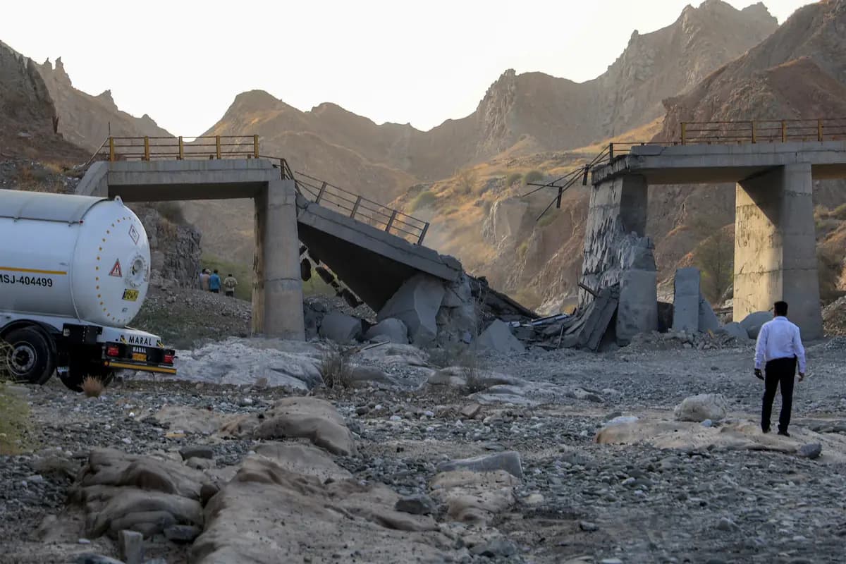 En la imagen se ve un puente gravemente dañado tras un ataque estadounidense, situado en la carretera que une Roudan y Bandar Abbas, en el sur de Irán, el 18 de julio de 2026. (Amir Hossein Khorgooei/ISNA/AFP vía Getty Images).