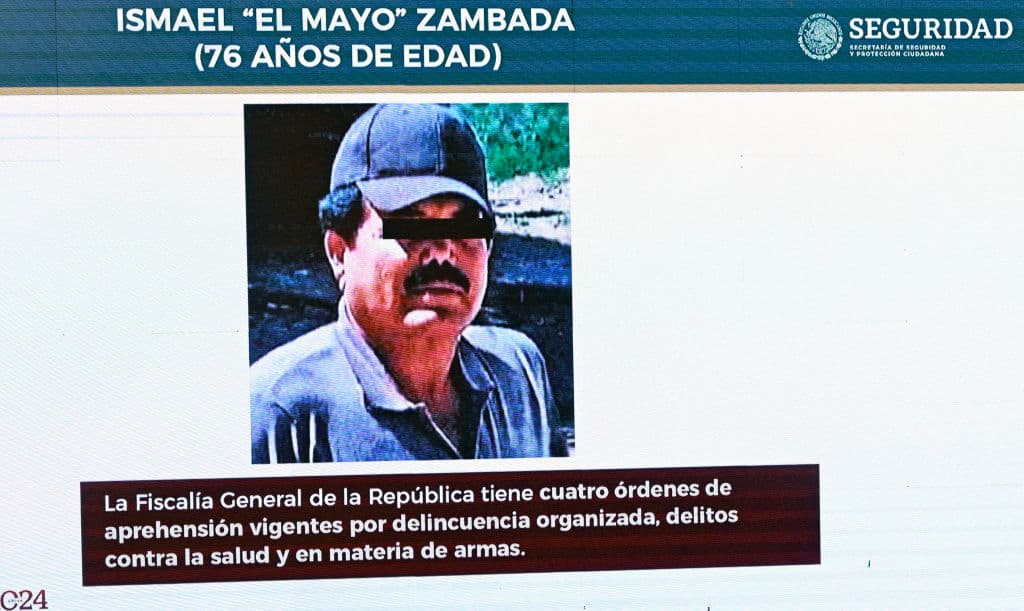 <em>Una imagen del cofundador del Cártel de Sinaloa y narcotraficante mexicano Ismael "el Mayo" Zambada aparece en una pantalla durante la conferencia de prensa matutina del presidente mexicano Andrés Manuel López Obrador, en el Palacio Nacional de la Ciudad de México el 26 de julio de 2024. Las autoridades mexicanas no participaron en la detención de Ismael "el Mayo" Zambada ni en la de un hijo de Joaquín "el Chapo" Guzmán, llevadas a cabo el 25 de julio en Texas por autoridades estadounidenses, informó la secretaria de Seguridad de México. (Alfredo Estrella/AFP vía Getty Images)</em>