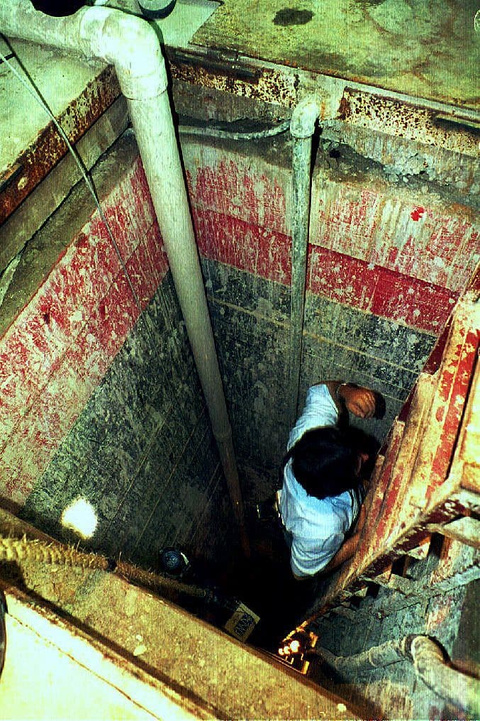 <em>Un reportero no identificado desciende el 3 de junio por un túnel transfronterizo que, según las autoridades federales mexicanas, estaba siendo construido para introducir drogas desde Tijuana en Estados Unidos. El túnel, de unos 20 metros de profundidad y 442 metros de longitud, conectaba fábricas situadas a ambos lados de la frontera y, de acuerdo con funcionarios, habría sido construido por orden del narcotraficante Joaquín Guzmán Loera. (Tom Kurtz/AFP vía Getty Images)</em>