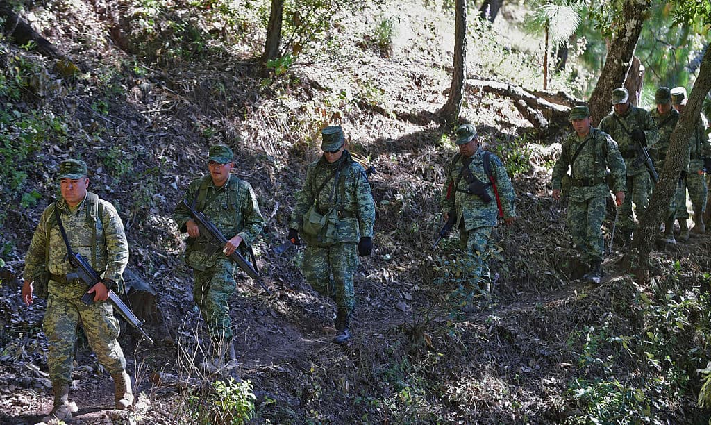 <em>Soldados mexicanos participan en un operativo del Ejército para erradicar la creciente producción de opio en Sinaloa, en el noroeste de México. (Alfredo Estrella/AFP vía Getty Images)</em>