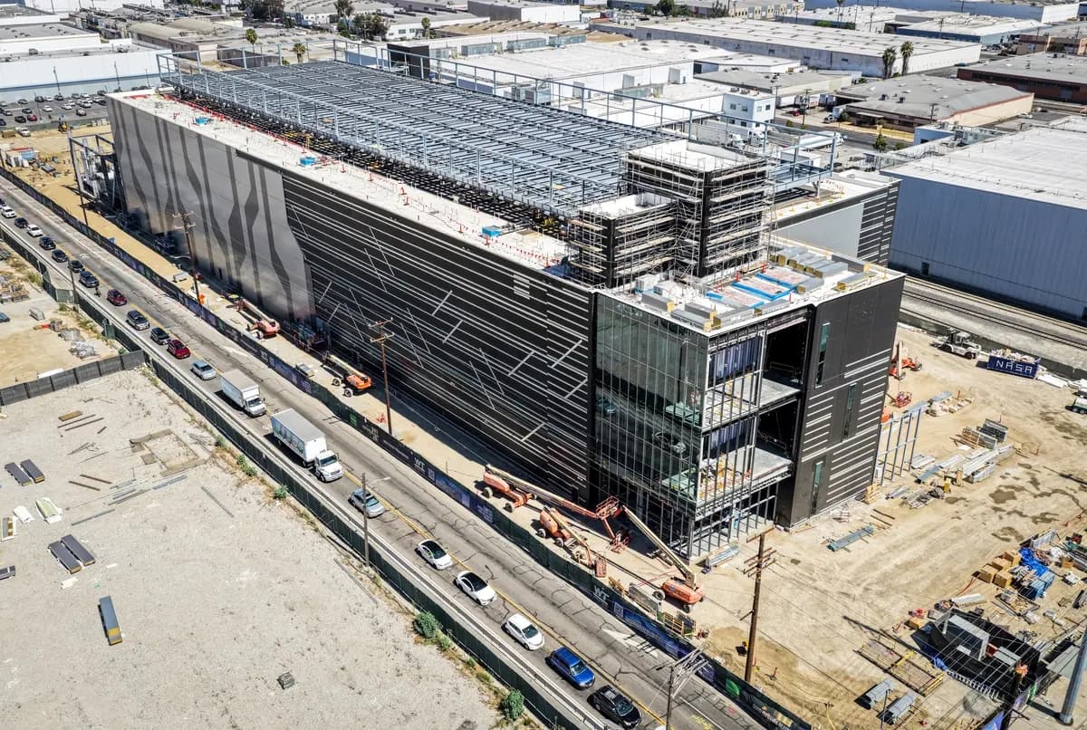 Vista aérea de un centro de datos de tres niveles y 49.5 megavatios en construcción en Vernon, California, el 8 de julio de 2026. (Mario Tama/Getty Images)
