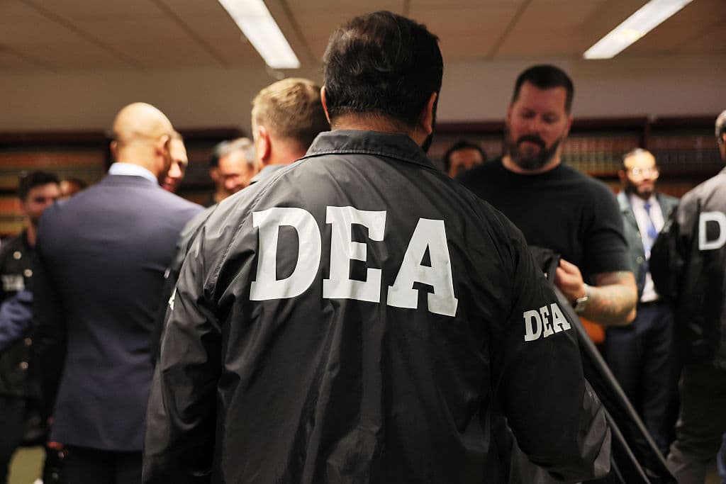 <em>Agentes de la DEA asisten a una conferencia de prensa en Nueva York, el 25 de agosto de 2025, en la que la fiscal general de Estados Unidos anunció la declaración de culpabilidad de Ismael "el Mayo" Zambada García, cofundador del Cártel de Sinaloa, por delitos federales. (Michael M. Santiago/Getty Images)</em>