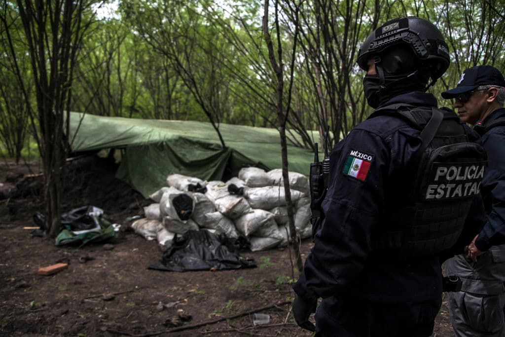 <em>Agentes de la Policía Estatal Preventiva participan en un operativo en un laboratorio clandestino utilizado para elaborar drogas sintéticas en Sinaloa, México, el 6 de julio de 2018. (Rashide Frías/AFP vía Getty Images)</em>