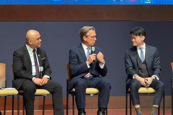 De izquierda a derecha: Xiaoxu Sean Lin, director ejecutivo del Consilium Institute; el diputado Andy Ogles (R-Tenn.), presidente de la Subcomisión de Ciberseguridad y Protección de Infraestructuras de la Comisión de Seguridad Nacional de la Cámara de Representantes; y Hao-Wei Chen, director de seguridad de la información de Coupang para Taiwán y Japón, asisten a una mesa redonda sobre ciberseguridad entre EE. UU. y Taiwán en el Foro sobre la Libertad de China y la Seguridad entre EE. UU. y Taiwán, celebrado en Washington el 21 de julio de 2026. (Nan Lin/The Epoch Times).