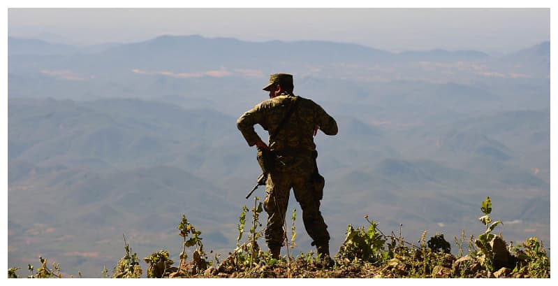 Un soldado mexicano participa en la erradicación de un cultivo de amapola en Sinaloa, cuna del cártel que lleva el nombre del estado, el 8 de diciembre de 2016. (Foto de Alfredo Estrella/AFP vía Getty Images)