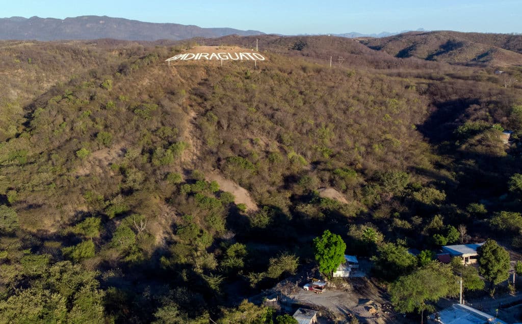 <em>Vista del cerro con el nombre de Badiraguato, en Sinaloa, durante una gira de trabajo del entonces presidente de México, Andrés Manuel López Obrador, el 15 de febrero de 2019. (Rashide Frías/AFP vía Getty Images)</em>