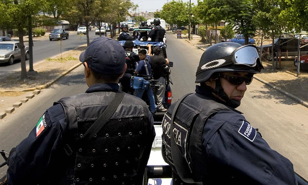 <em>Miembros de la Policía Federal de México llegan a Culiacán para reforzar el operativo de vigilancia contra el narcotráfico en el estado de Sinaloa, en el norte de México, el 28 de mayo de 2008. Las nuevas fuerzas fueron desplegadas un día después de que un enfrentamiento entre agentes federales y presuntos narcotraficantes dejara siete policías muertos. (Omar Torres/AFP vía Getty Images)</em>