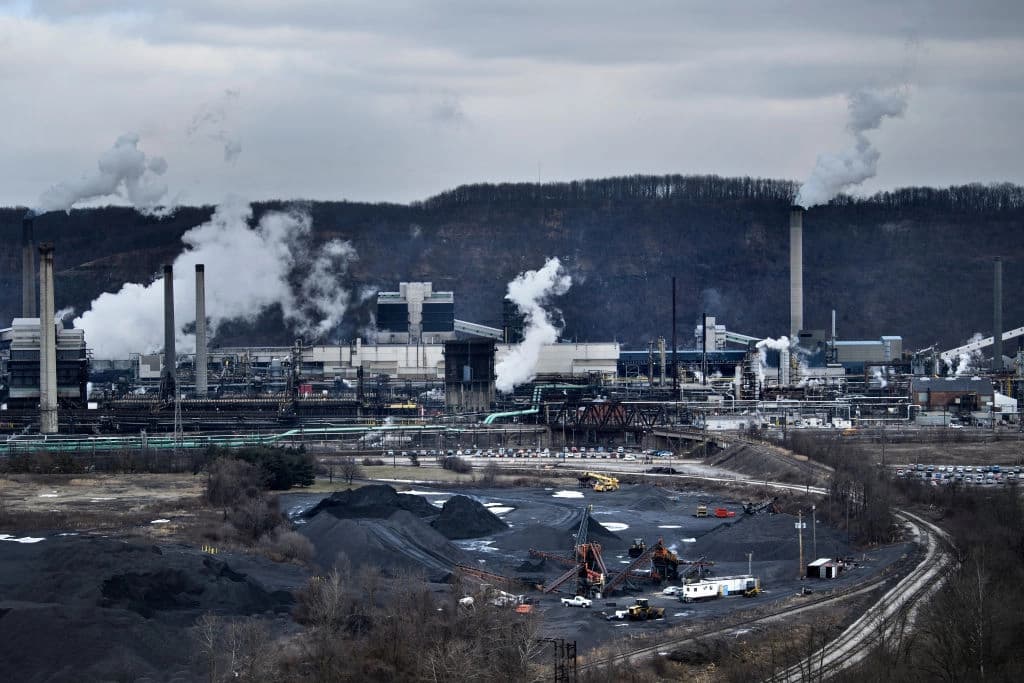 Se observa un área de almacenamiento de coque mientras el vapor se eleva de las torres de enfriamiento en la planta Clairton Works de US Steel el 21 de enero de 2020, en Clairton, Pensilvania. (Foto de Brendan Smialowski / AFP) (Foto de BRENDAN SMIALOWSKI/AFP vía Getty Images)