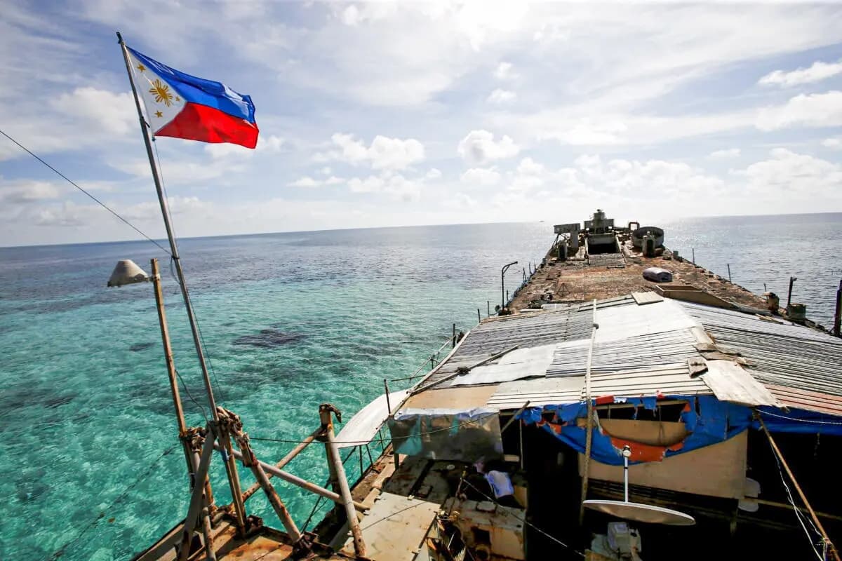 Una bandera filipina ondea en el BRP Sierra Madre, un buque deteriorado de la Armada filipina que se encuentra encallado desde 1999 y que se convirtió en un destacamento militar filipino en el disputado Segundo Banco de Thomas, parte de las Islas Spratly, en el Mar de China Meridional, el 29 de marzo de 2014. (Erik De Castro/Reuters)