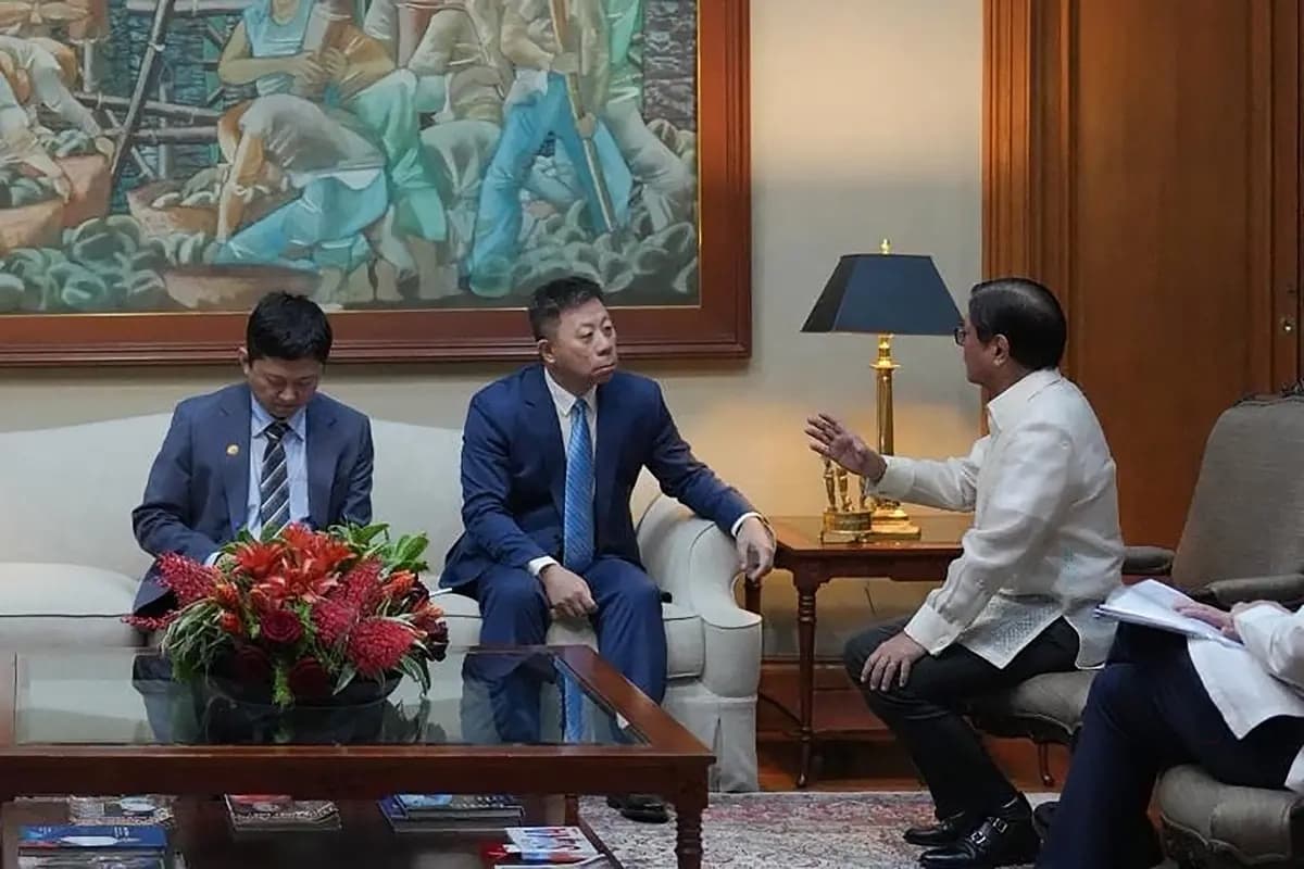 El presidente de Filipinas, Ferdinand Marcos Jr. (derecha), mantiene conversaciones con el embajador de China en Filipinas, Jing Quan (centro), en el Palacio de Malacañang, en Manila, el 21 de julio de 2026. (Oficina de Comunicaciones Presidenciales de Filipinas/AFP)