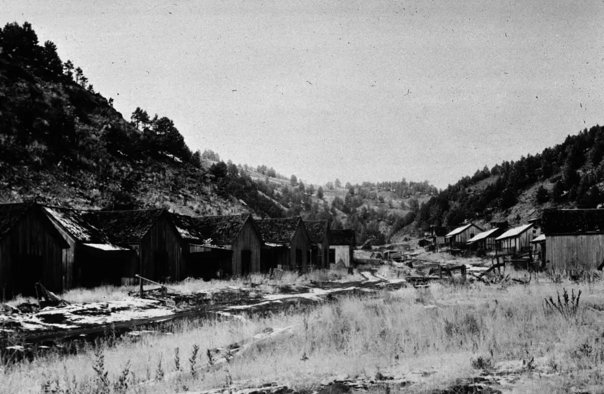 Una hilera de casitas en el pueblo minero abandonado de Cambria, Wyoming, en noviembre de 1937. (Russell Lee/Biblioteca del Congreso/Getty Images)