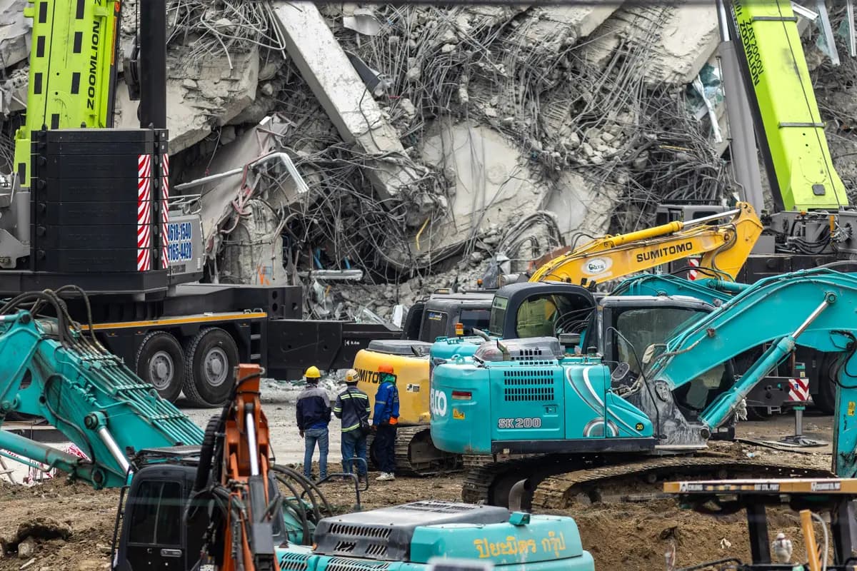 <em>Equipos de rescate tailandeses trabajan para rescatar y recuperar a las personas atrapadas entre los escombros de un edificio derrumbado en Bangkok el 31 de marzo de 2025. (Lauren DeCicca/Getty Images).</em>