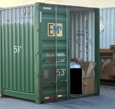 <em>Los migrantes traficados fueron encontrados dentro de este contenedor de envío en una estación de ferrocarril en Laredo, Texas, el 10 de mayo de 2026. (Departamento de Justicia de EE. UU.)</em>