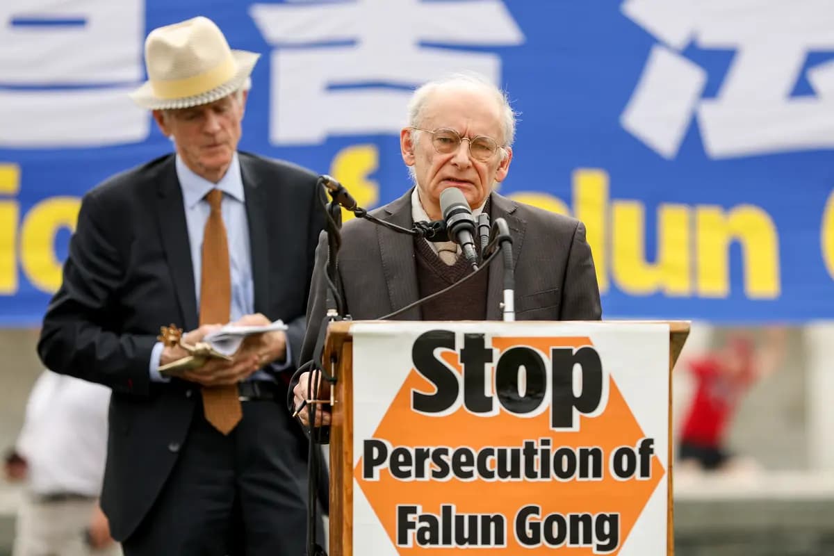 <em>David Matas (derecha) habla en una manifestación tras recibir el premio de Derechos Humanos de los Amigos de Falun Gong conjuntamente con David Kilgour (izquierda) en Washington el 20 de junio de 2018. (Samira Bouaou/The Epoch Times).</em>