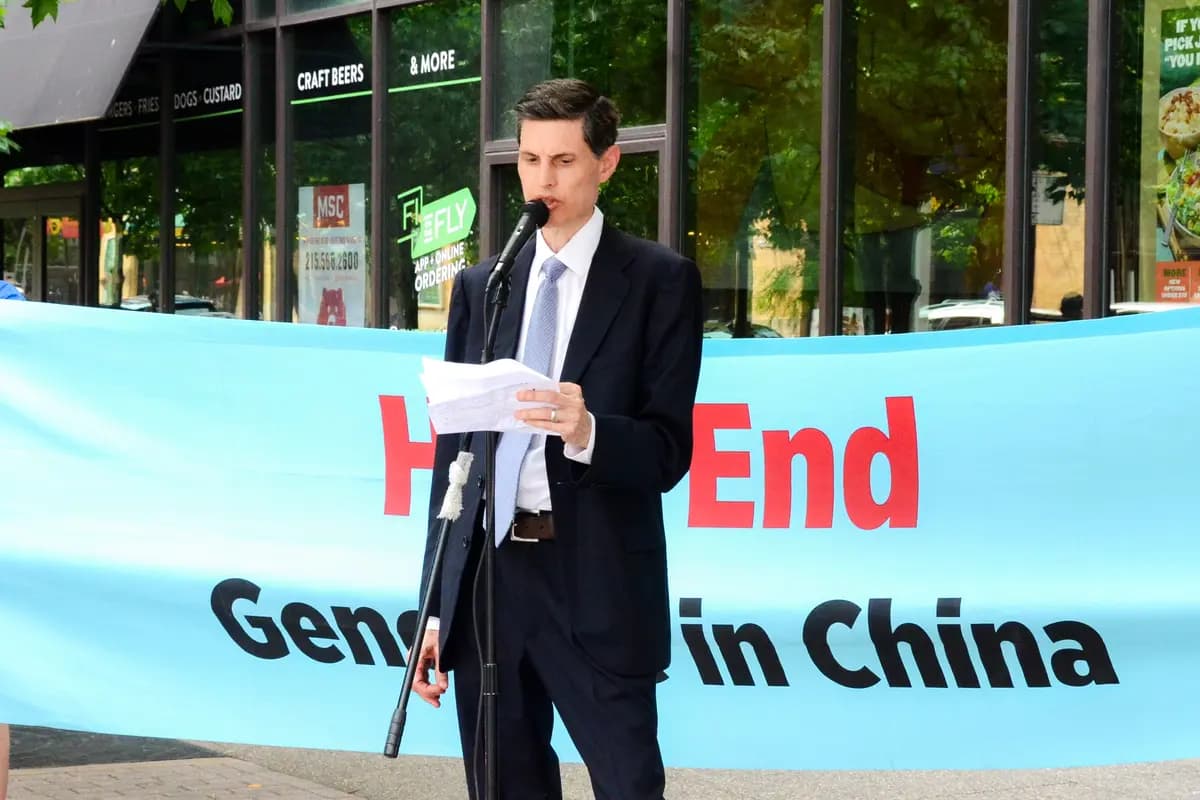 <em>El Dr. Alejandro Centurion, director asociado de asuntos médicos de DAFOH, interviene en una manifestación frente al Congreso Estadounidense de Trasplantes 2024 en Filadelfia, el 2 de junio de 2024. (Frank Liang/The Epoch Times).</em>