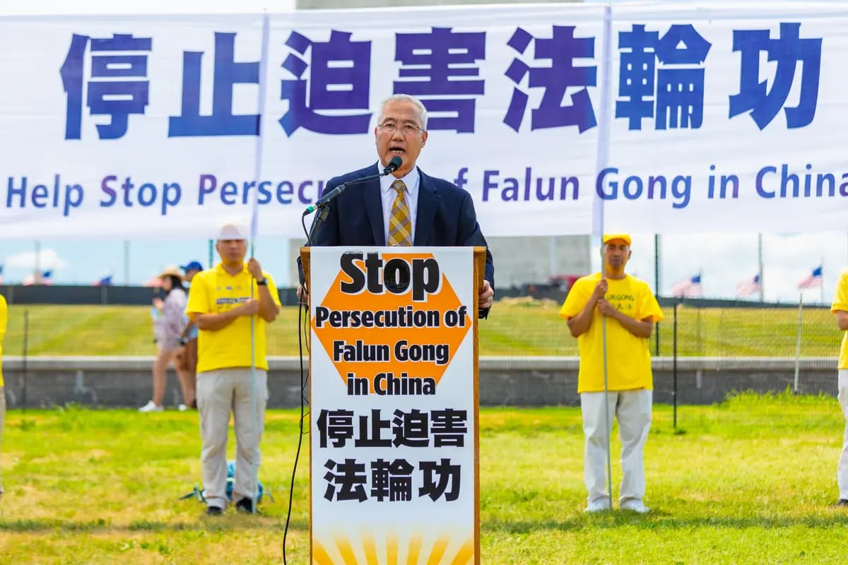 <em>Wang Zhiyuan, presidente de la Organización Mundial para la Investigación de la Persecución de Falun Gong, interviene en una manifestación en Washington el 19 de julio de 2018, en la que se exige el fin de la persecución de Falun Gong. (Mark Zou/Epoch Times)</em>