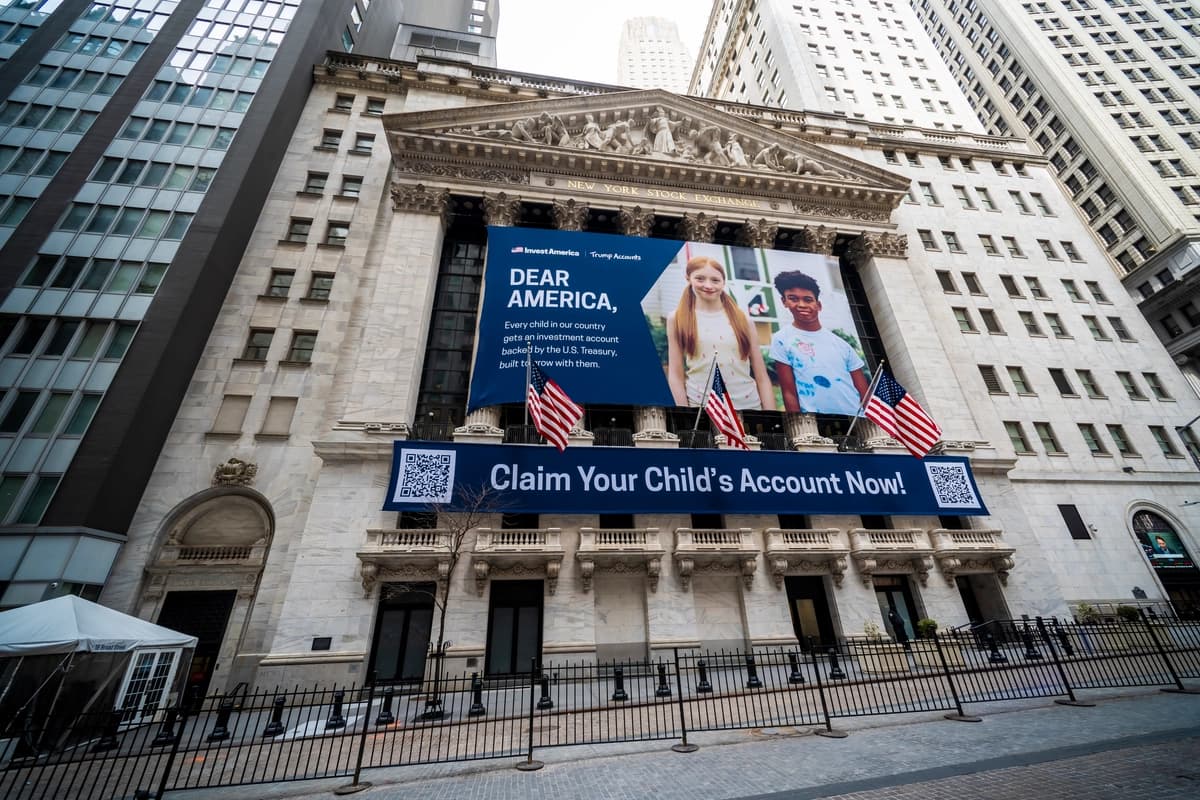 La nueva cuenta Trump ofrece a los niños que cumplan con los requisitos un apoyo federal de USD 1000, pero las familias deben entender las reglas antes de inscribirse. (rblfmr/shutterstock)

