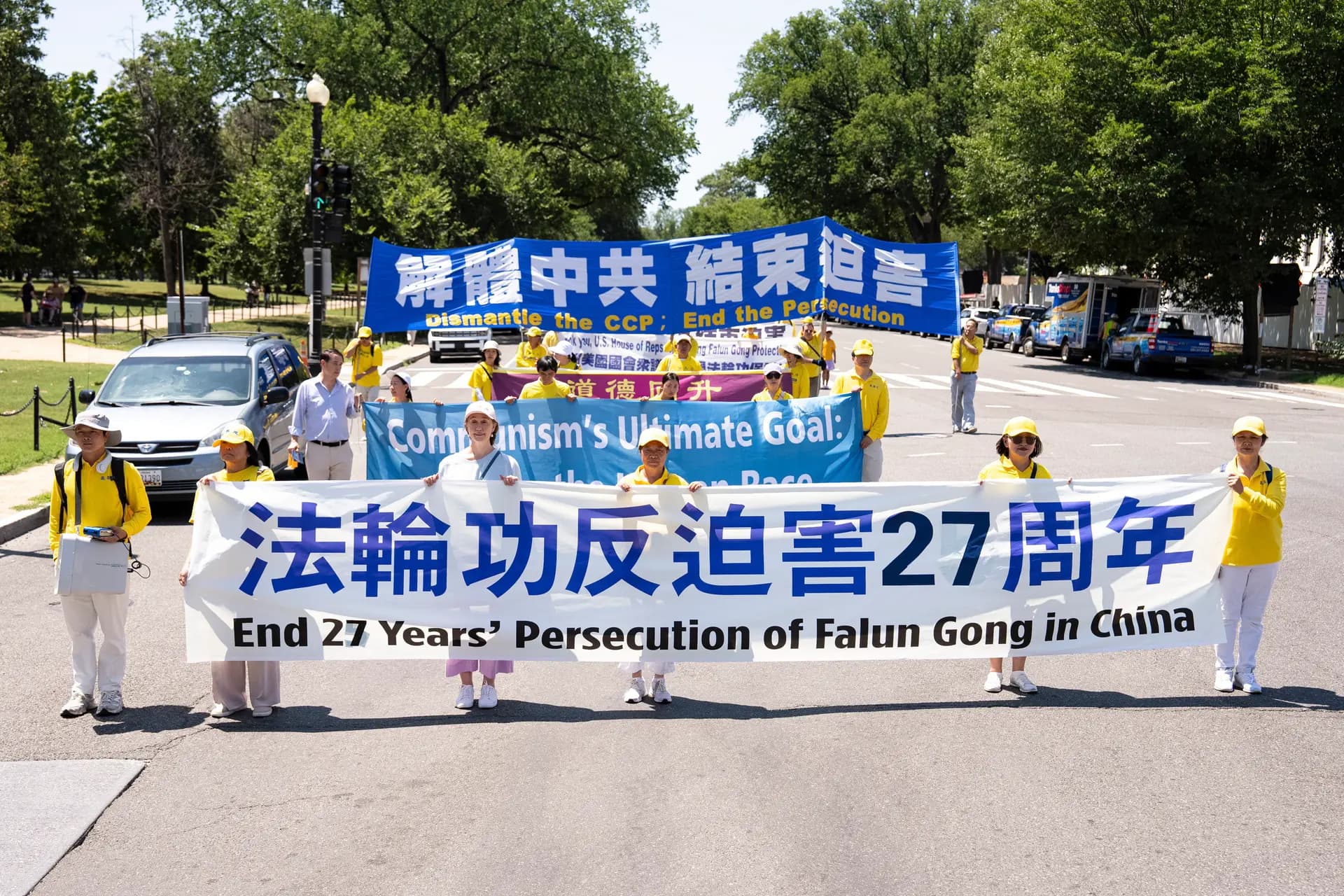 Practicantes de Falun Dafa participan en una marcha para exigir el fin de los 27 años de persecución de Falun Gong por parte del Partido Comunista Chino en China, en Washington, el 23 de julio de 2026. (Larry Dye/The Epoch Times)