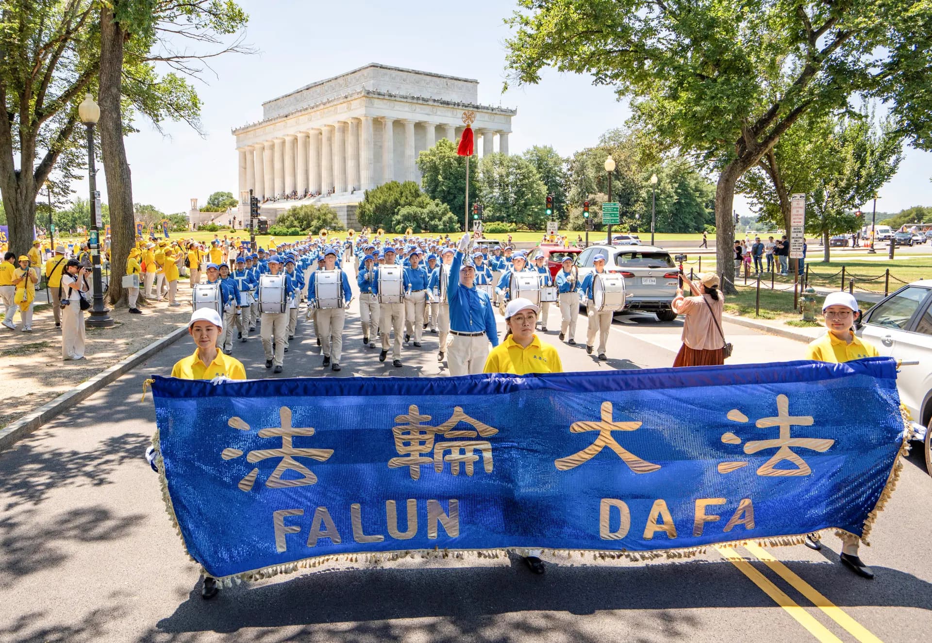 Practicantes de Falun Dafa participan en una marcha para exigir el fin de los 27 años de persecución de Falun Gong por parte del Partido Comunista Chino en China, en Washington, el 23 de julio de 2026. (Samira Bouaou/The Epoch Times)
