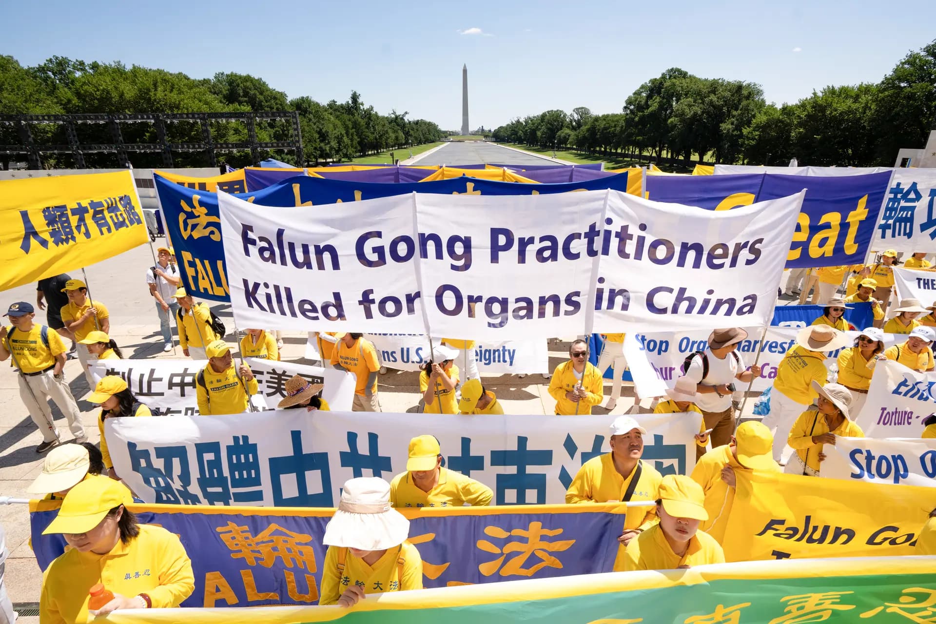 Practicantes de Falun Dafa sostienen pancartas en el Monumento a Lincoln en Washington el 23 de julio de 2026. (Samira Bouaou/The Epoch Times)