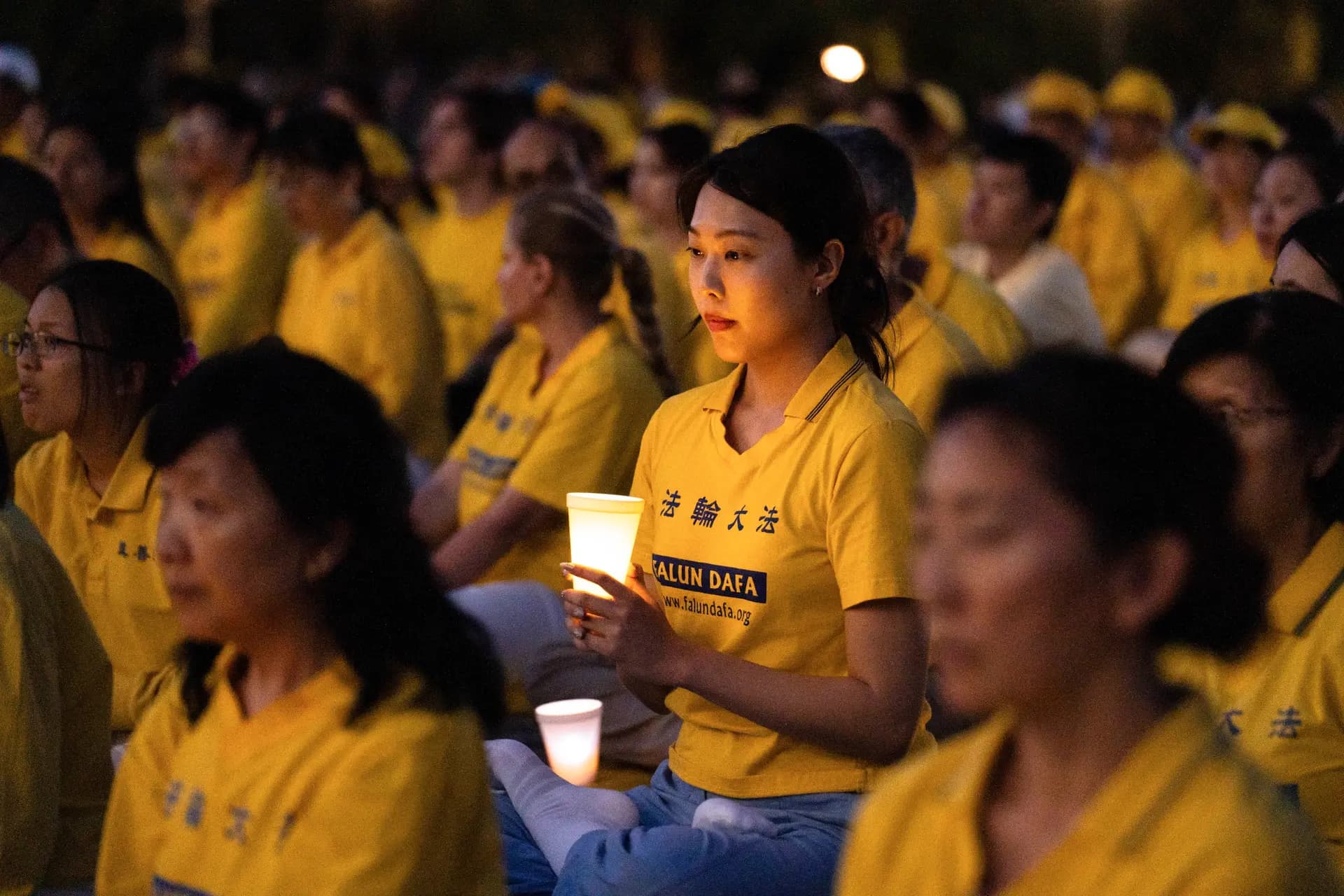 Practicantes de Falun Dafa durante una vigilia con velas en memoria de compañeros practicantes que fueron perseguidos hasta la muerte por el Partido Comunista Chino en China, en el Monumento a Lincoln en Washington el 23 de julio de 2025. (Samira Bouaou/The Epoch Times)