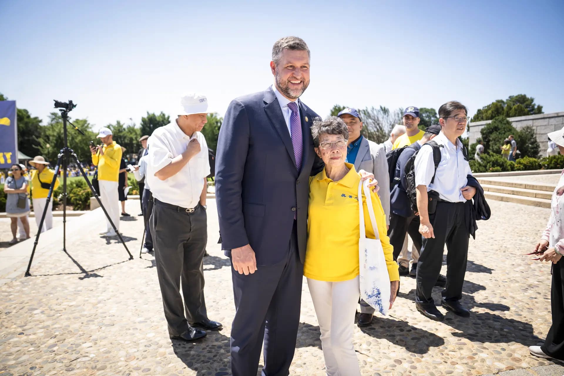 El diputado Pat Ryan (D-N.Y.) se reúne con practicantes de Falun Dafa durante la manifestación anual en el Monumento a Lincoln en Washington el 23 de julio de 2026. (Madalina Kilroy/The Epoch Times)