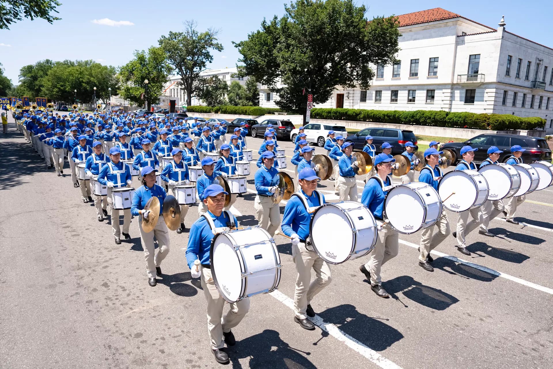 La Banda Marchante Tian Guo, integrada por practicantes de Falun Dafa, se presenta durante la marcha en Washington el 23 de julio de 2026. (Larry Dye/The Epoch Times)