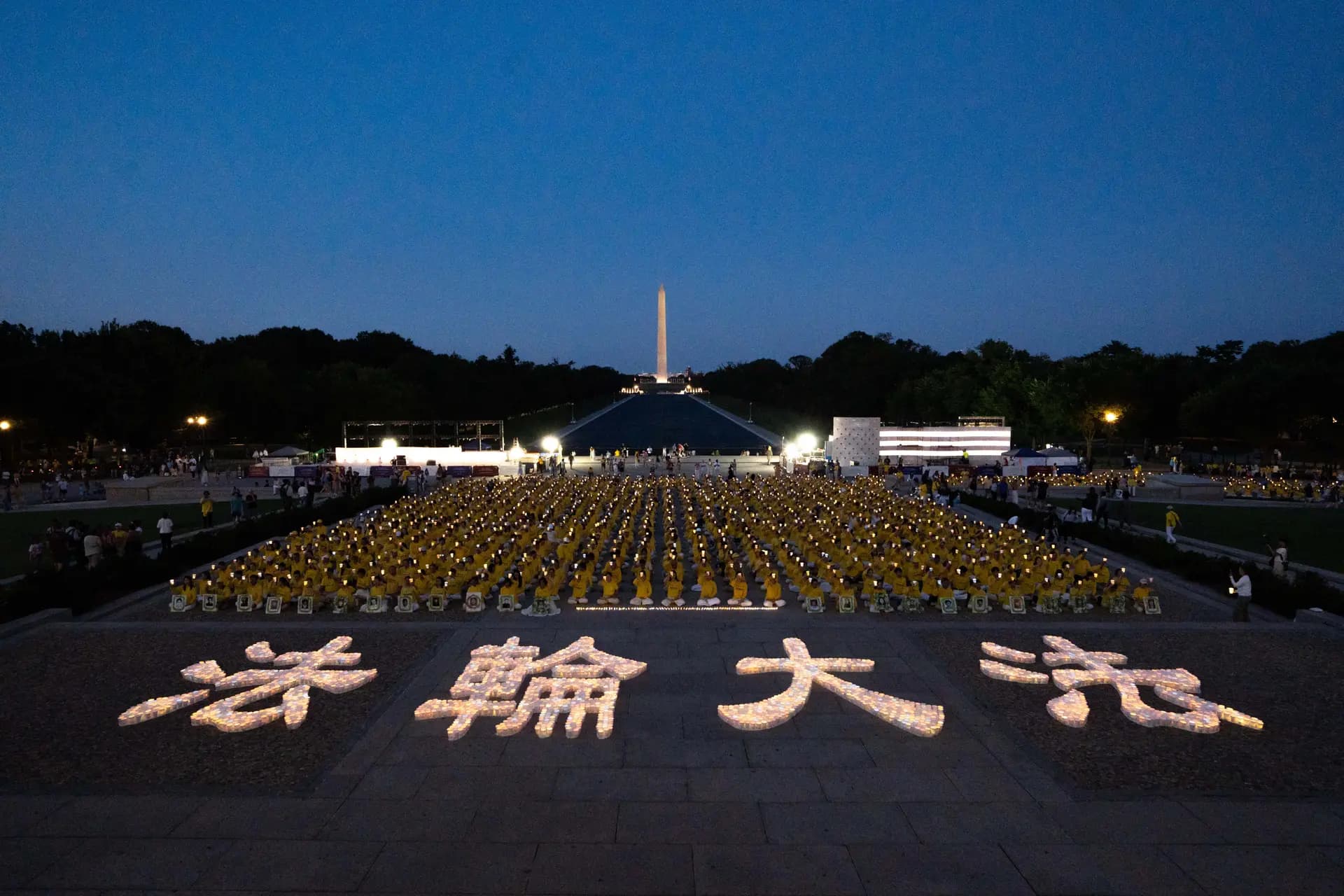 Practicantes de Falun Dafa sostienen velas en el Monumento a Lincoln en Washington el 23 de julio de 2026. (Samira Bouaou/The Epoch Times)