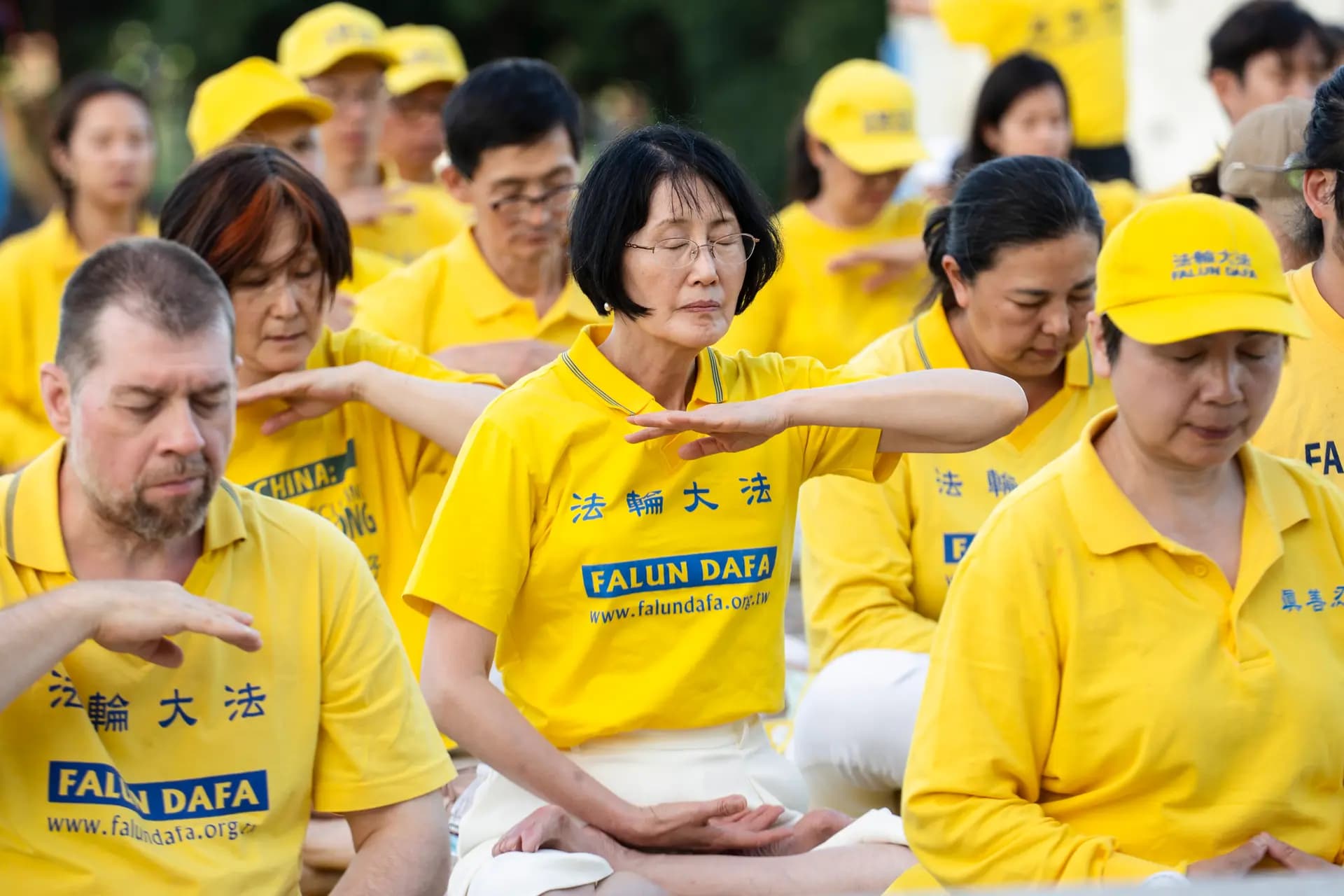Practicantes de Falun Dafa meditan en el Monumento a Lincoln el 23 de julio de 2026. (Madalina Kilroy/The Epoch Times)