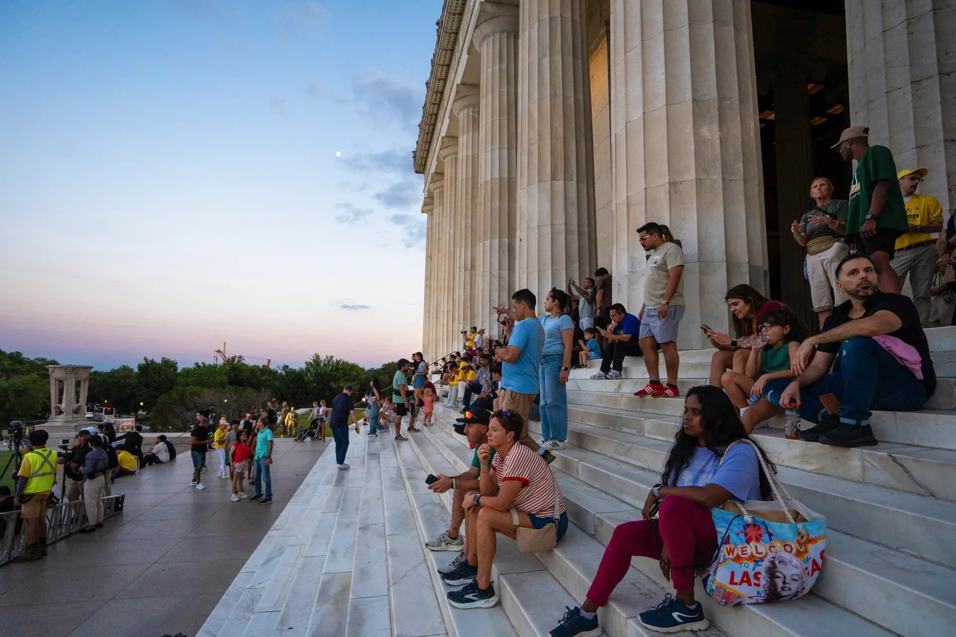 La gente observa mientras los practicantes de Falun Dafa realizan una vigilia con velas en Washington el 23 de julio de 2025. (Samira Bouaou/The Epoch Times)