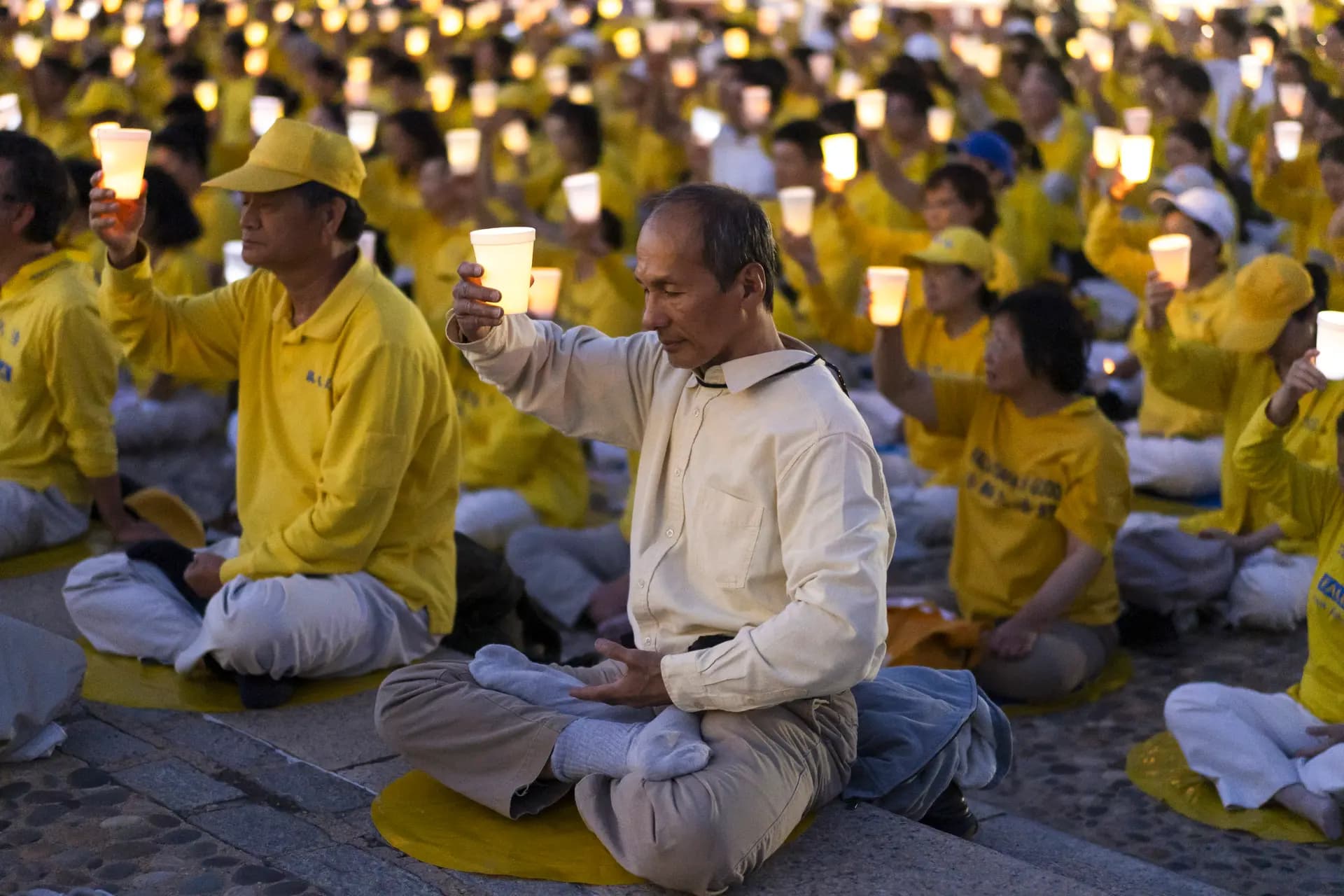 Los practicantes de Falun Dafa realizan una vigilia con velas en el Monumento a Lincoln en Washington el 23 de julio de 2026. (Madalina Kilroy/The Epoch Times)