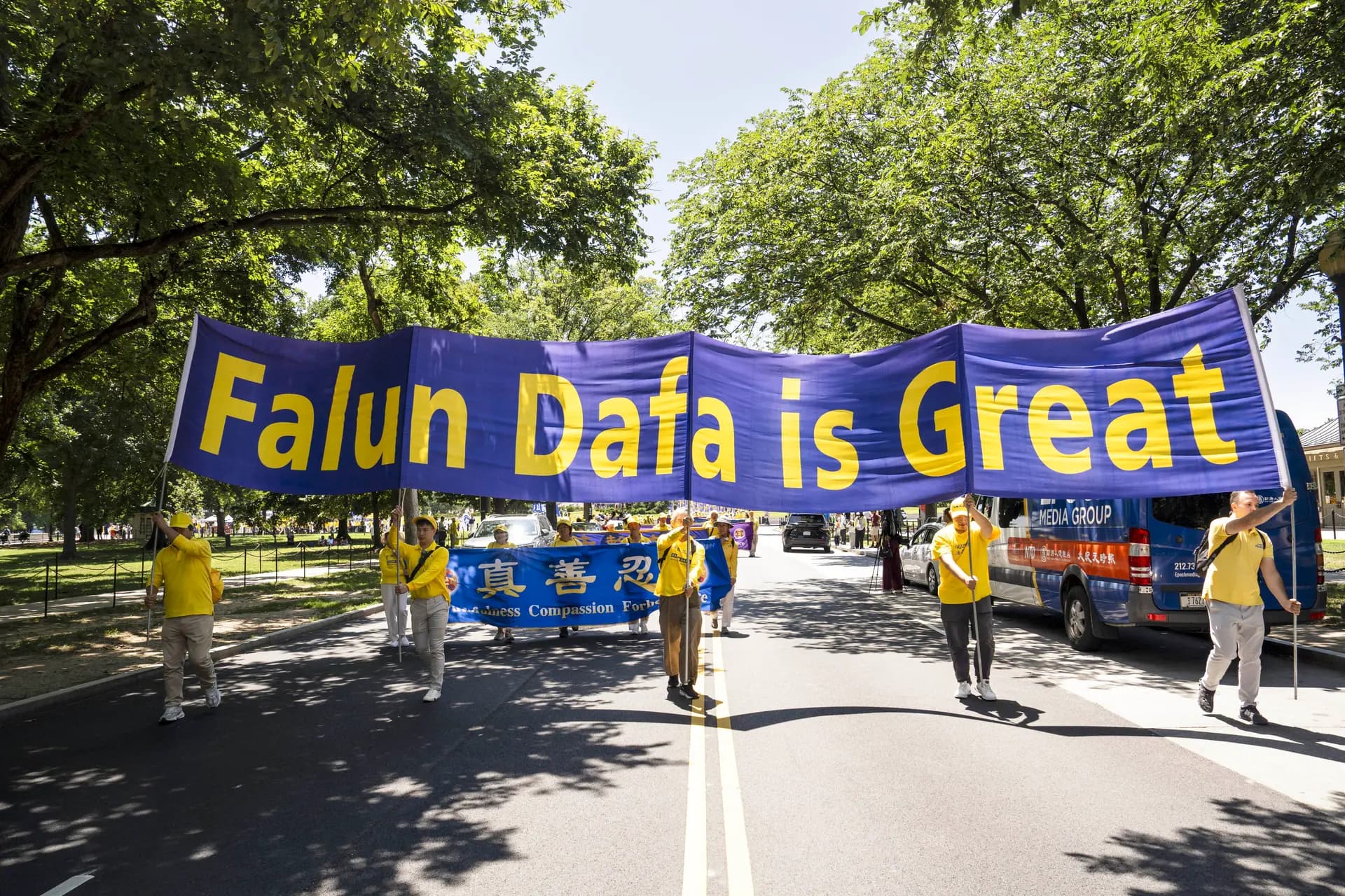 Practicantes de Falun Dafa marchan en Washington el 23 de julio de 2026. (Madalina Kilroy/The Epoch Times)