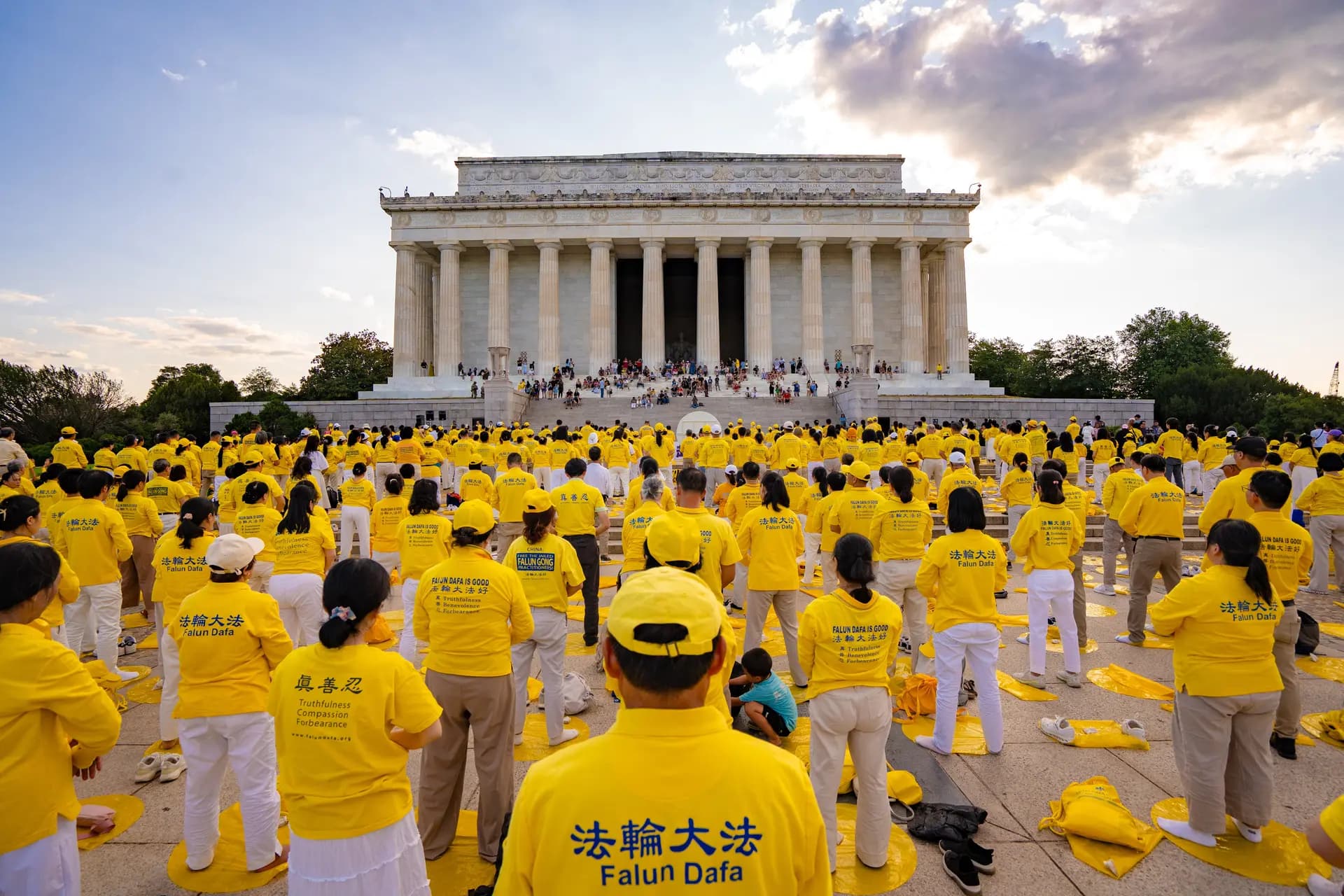 Practicantes de Falun Dafa realizan los ejercicios antes de la vigilia a la luz de las velas el 23 de julio de 2026. (Samira Bouaou/The Epoch Times)