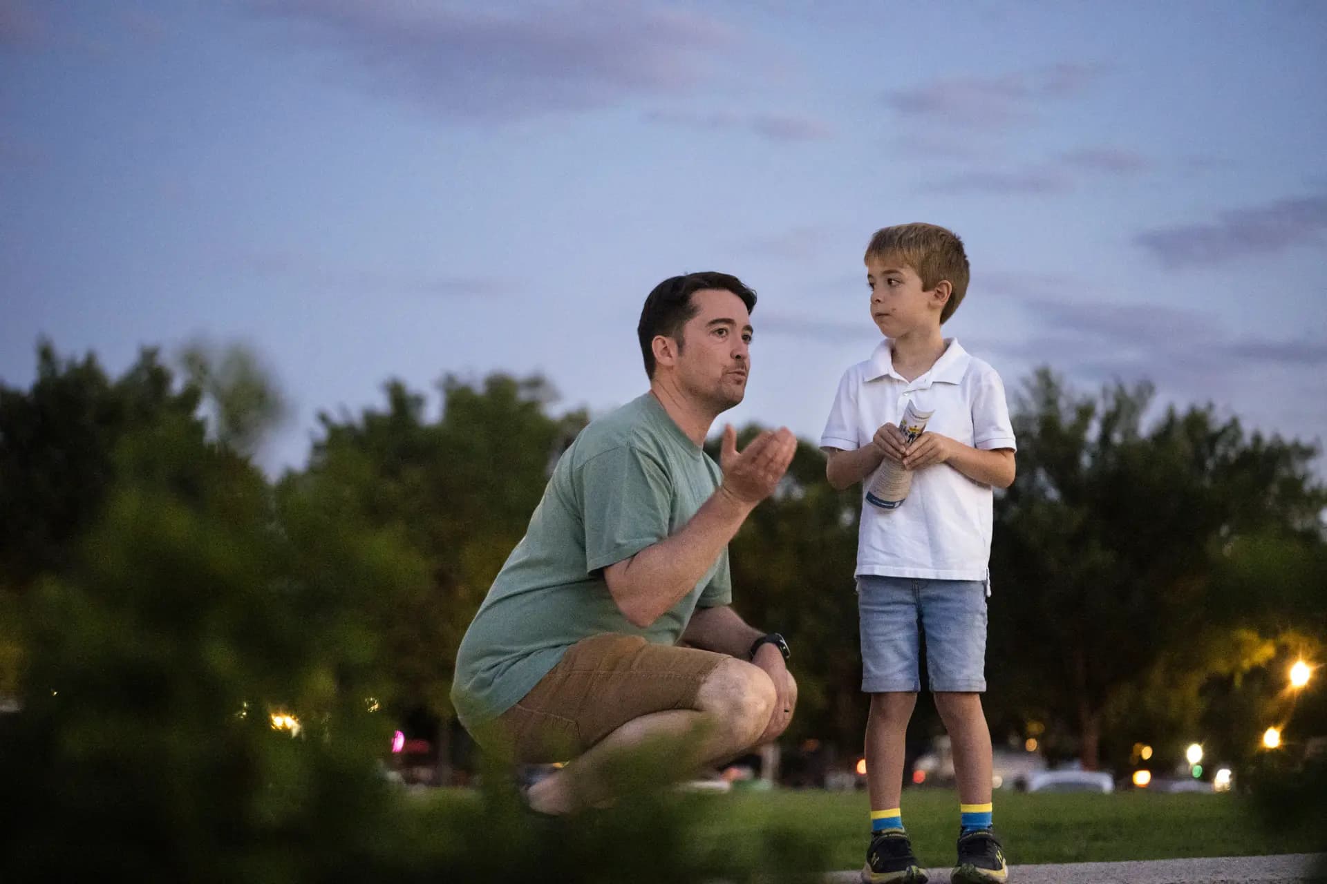 Una familia observa a los practicantes de Falun Dafa meditar en el Monumento a Lincoln en Washington el 23 de julio de 2026. (Madalina Kilroy/The Epoch Times)