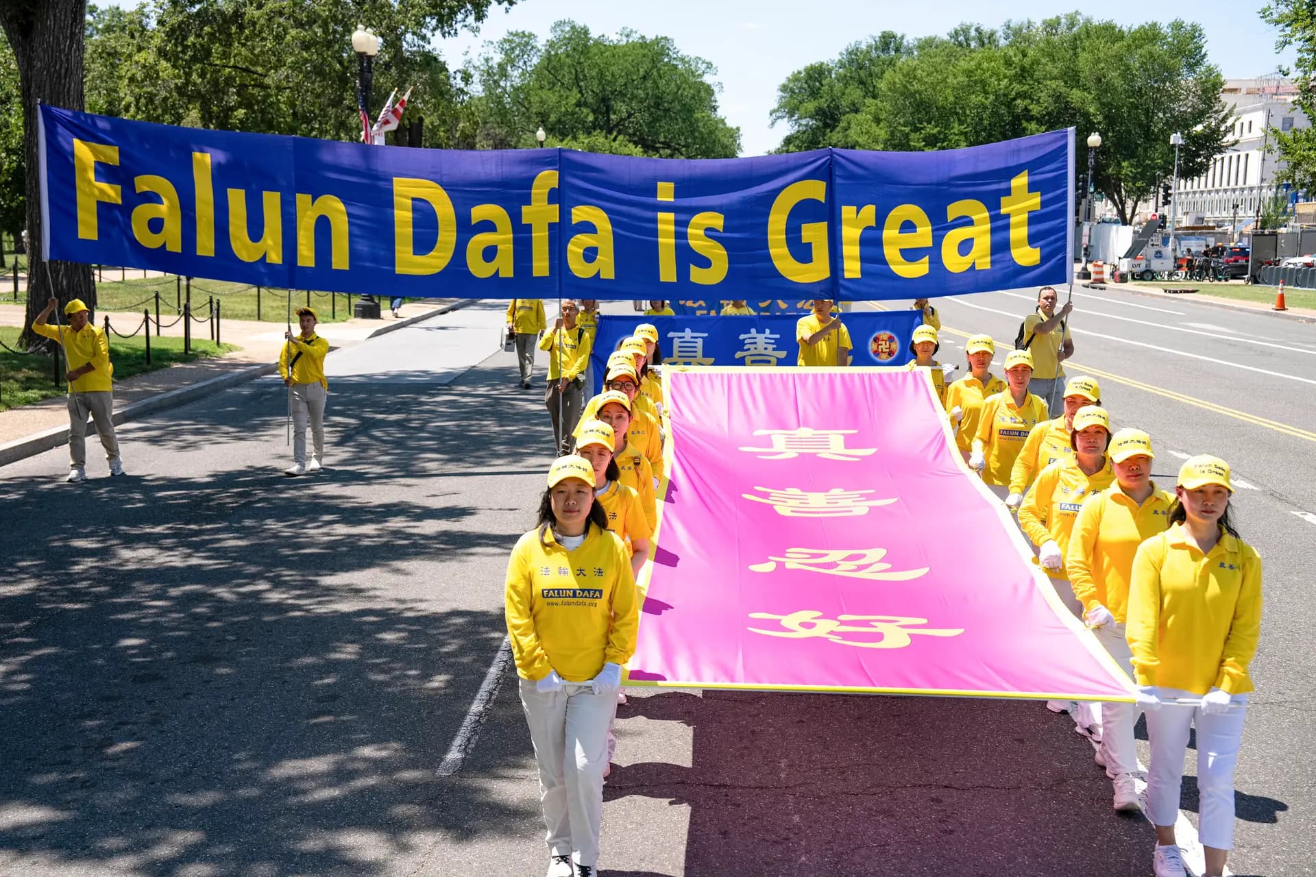Practicantes de Falun Dafa marchan en Washington el 23 de julio de 2026. (Larry Dye/The Epoch Times)