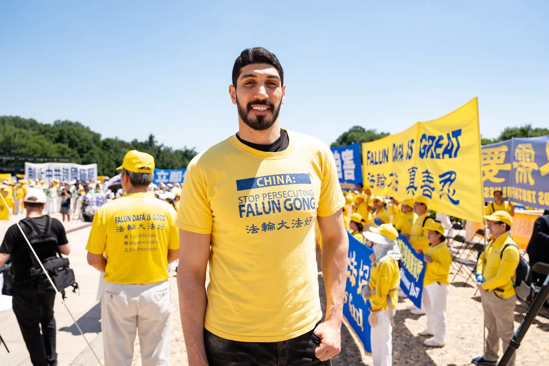 Enes Kanter Freedom, defensor de los derechos humanos y exjugador de la NBA, se une a los practicantes de Falun Dafa reunidos para la manifestación anual en Washington el 23 de julio de 2026. (Samira Bouaou/The Epoch Times)