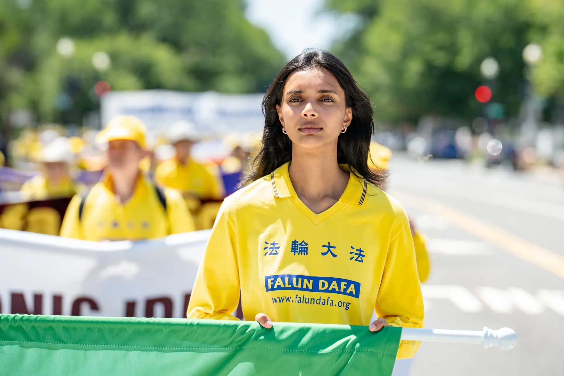 Una practicante de Falun Dafa marcha en Washington el 23 de julio de 2026. (Samira Bouaou/The Epoch Times)