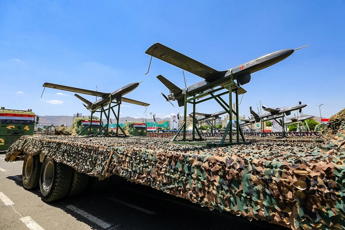 Drones se exhiben en la parte trasera de un vehículo durante un desfile militar oficial que conmemora el noveno aniversario de la toma de la capital yemení, Saná, por los hutíes, el 21 de septiembre de 2023. (Mohammed Huwais/AFP vía Getty Images).