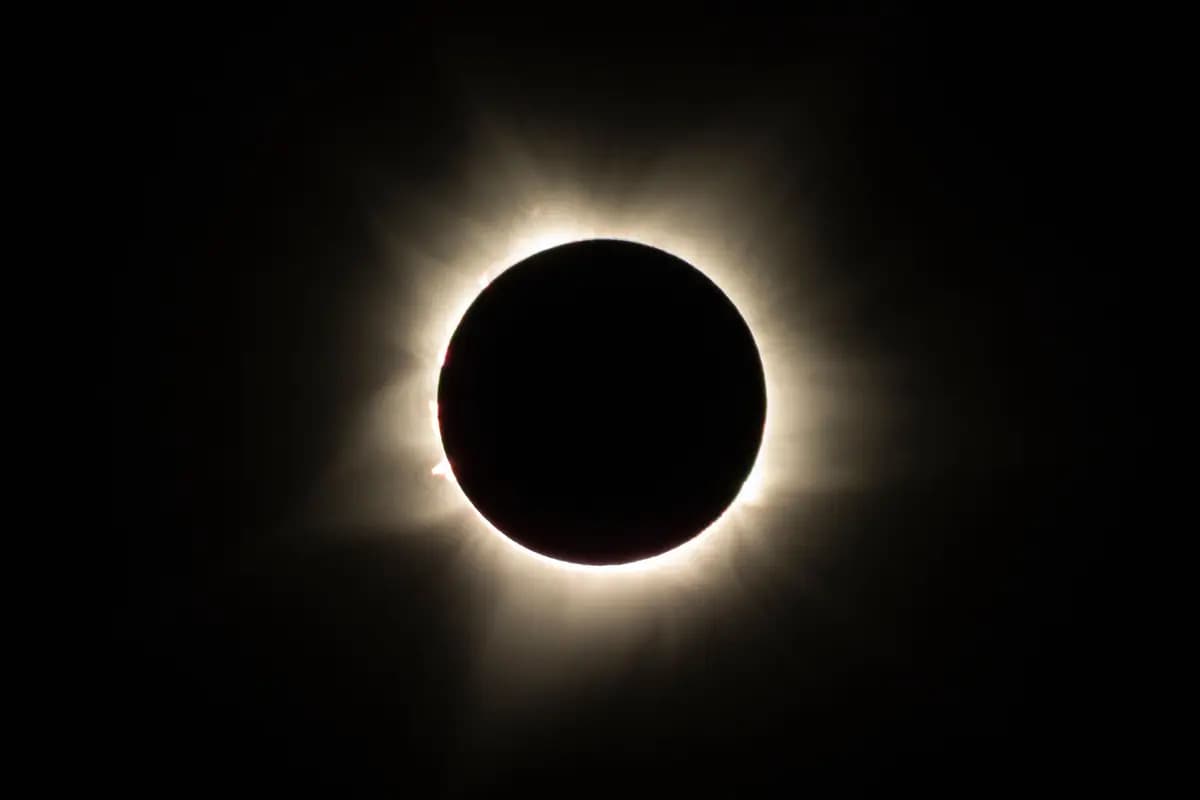 <em>La espectacular atmósfera del sol, llamada corona, solo se puede ver en los momentos de totalidad durante un eclipse solar total. (Shutterstock/aeonWAVE).</em>
