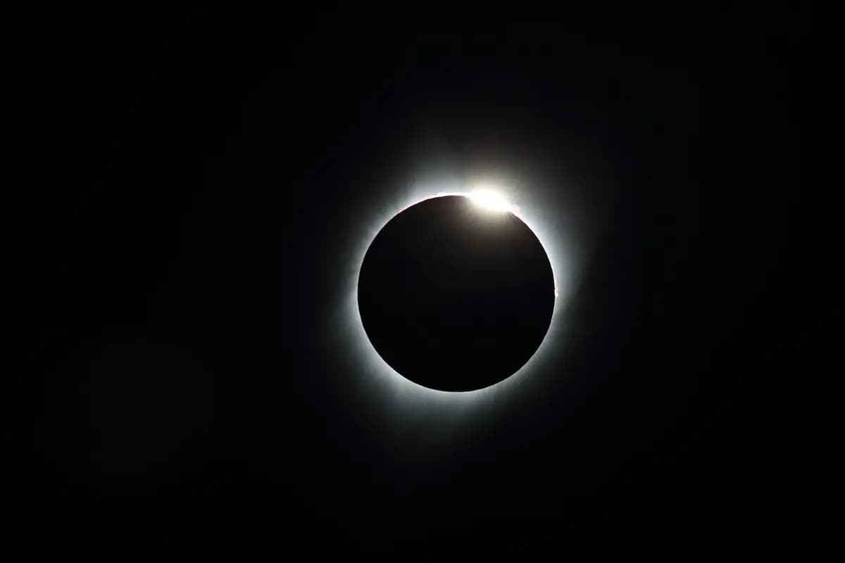 <em>Fotografía que muestra el "efecto anillo de diamantes" durante un eclipse solar total. (Shutterstock/Frank Fichtmueller).</em>