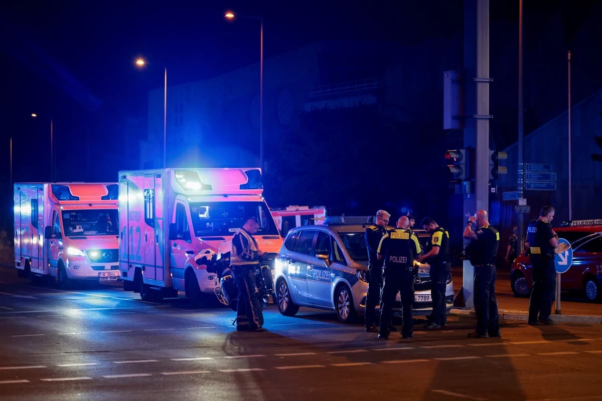 Agentes de policía trabajan en el lugar tras la cancelación del desfile anual del Orgullo Gay de Christopher Street en Berlín, luego de que un automóvil atropellara a la multitud en el parque Tiergarten, dejando varias personas heridas. La imagen fue tomada el 25 de julio de 2026 en Berlín, Alemania. (Christian Mang/Reuters).