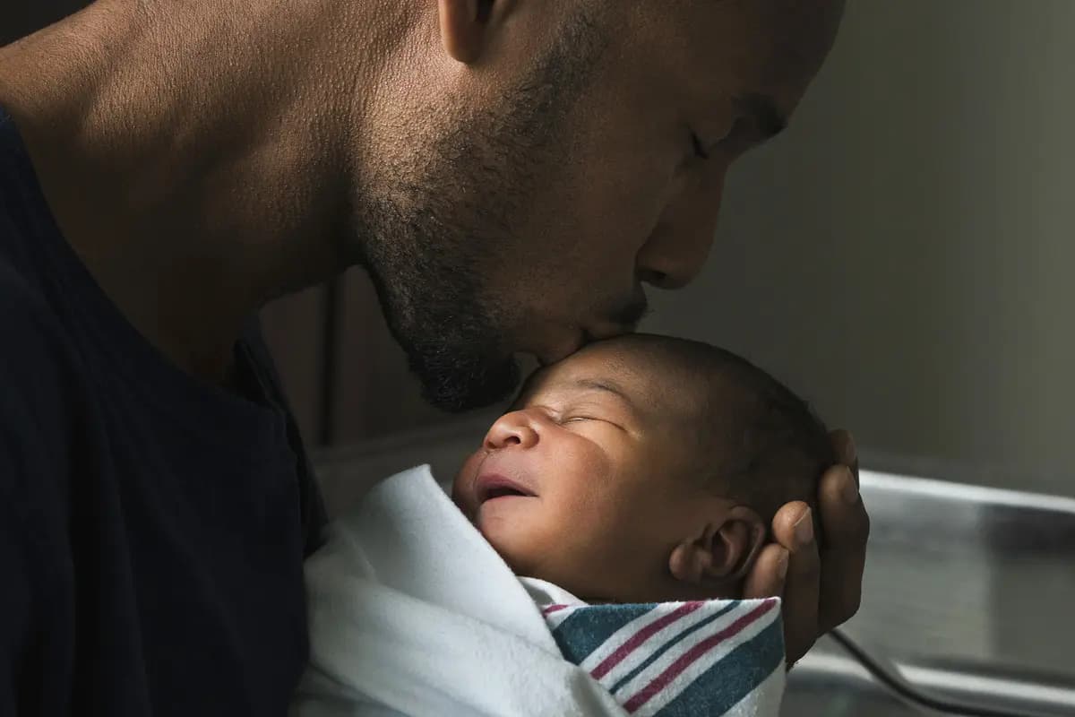 Muchas personas descubren un sentido más profundo de su propósito al cuidar a sus familiares e invertir en las generaciones futuras. (Ariel Skelley/Getty Images)