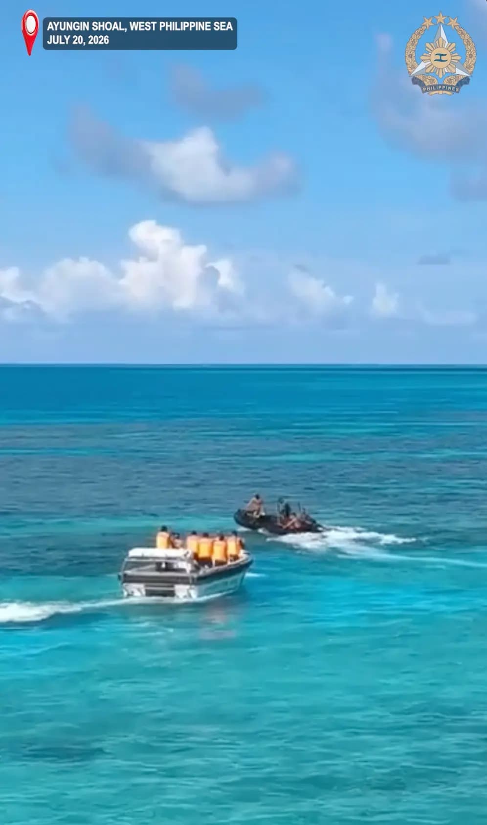 En esta foto, tomada del video de las Fuerzas Armadas de Filipinas, personal de la Guardia Costera de China (izquierda) en una lancha inflable de casco rígido persigue a personal de la Armada filipina a bordo de una lancha de goma en el Segundo Banco de Thomas, conocido localmente como Banco de Ayungin, en el disputado Mar de China del Sur, el 20 de julio de 2026. (Fuerzas Armadas de Filipinas vía AP)