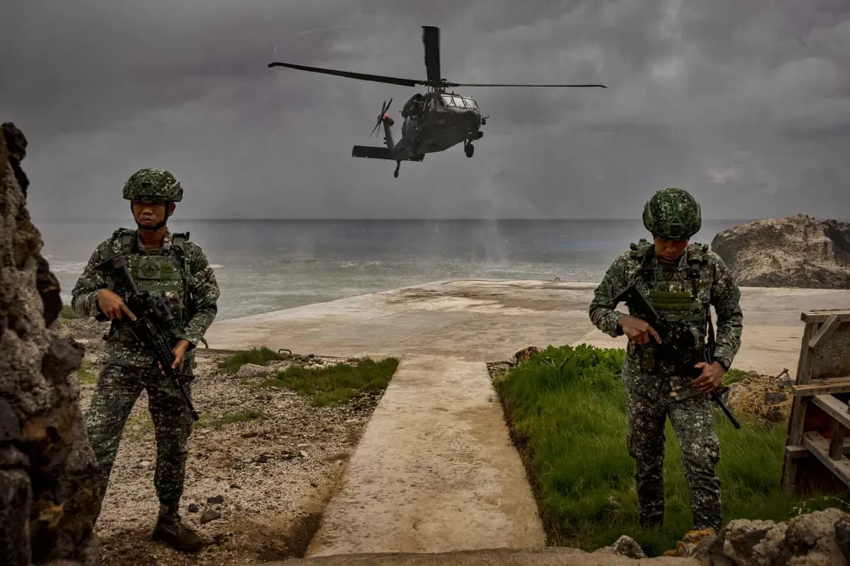 Un helicóptero Black Hawk de la Fuerza Aérea de Filipinas aterriza en la isla de Mavulis, en Batanes, Filipinas, el 29 de junio de 2023. (Ezra Acayan/Getty Images)