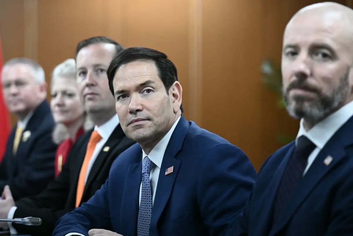 El secretario de Estado de EE. UU., Marco Rubio (C), observa durante una reunión bilateral con el ministro de Relaciones Exteriores de China, Wang Yi, al margen de la reunión de ministros de Relaciones Exteriores de la Asociación de Naciones del Sudeste Asiático (ASEAN) en Pasay, Área Metropolitana de Manila, Filipinas, el 22 de julio de 2026. (Brendan Smialowski/ POOL / AFP vía Getty Images)