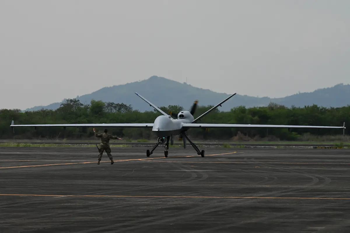 Como parte del ejercicio militar conjunto entre Estados Unidos y Filipinas "Balikatan", un soldado estadounidense guía un dron MQ-9 Reaper mientras aterriza en la Zona Franca de la Bahía de Subic, Filipinas, el 23 de abril de 2023. (Jam Sta Rosa /AFP vía Getty Images)